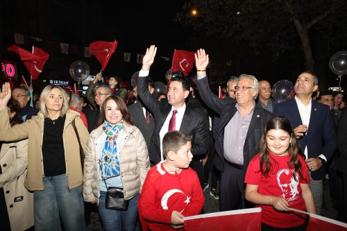 bayraklida-cumhuriyet-coskusu-kortej-ve-candan-ercetinle-taclandi-7-001.jpeg