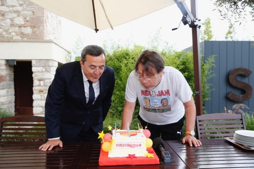 baskan-batur,-sepil’le-birlikte-pasta-keserek,-takimin-yildonumunu-de-kutladi..jpeg