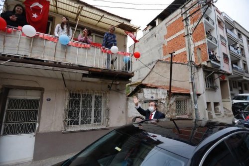 baskan-baturdan-23-nisan-coskusunu-balkonlarinda-yasayan-cocuklari-selamladi-(1).jpg
