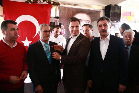 bayrakli’da-ak-parti’den-chp’ye-800-kisi-katildi-8.jpeg