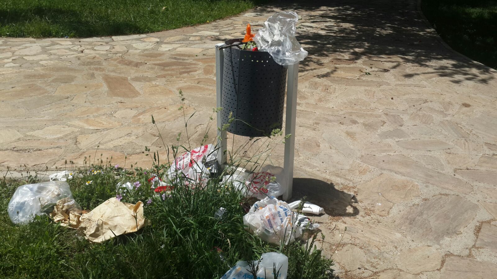 Gaziemir'de hayvanların aç bırakıldığı parkta, insanlar da çöp içinde bırakıldı