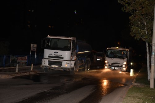 Çiğli'de cadde ve sokaklar dezanfektanlı sularla yıkandı!