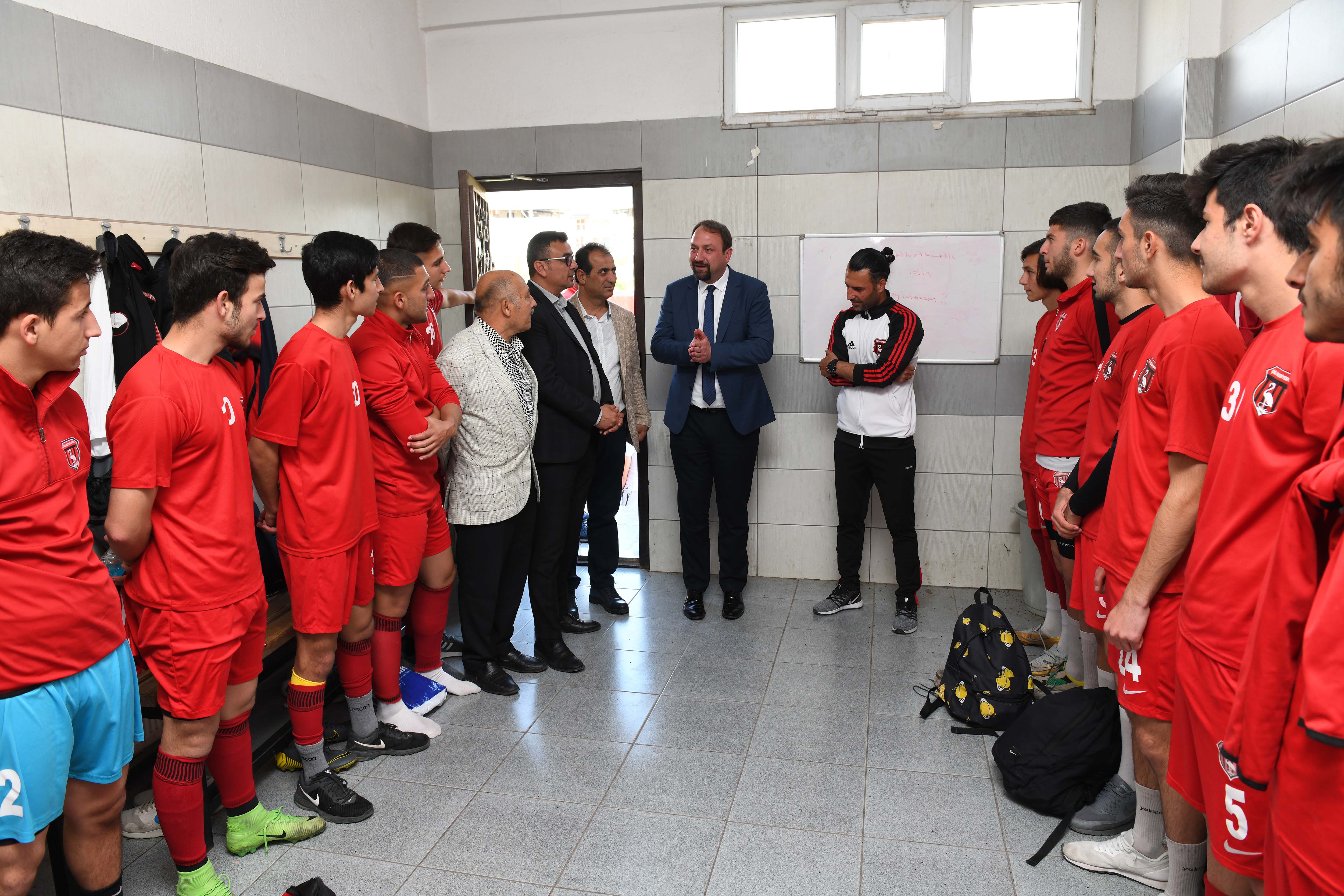 Başkan Gümrükçü'den futbolculara moral ziyareti