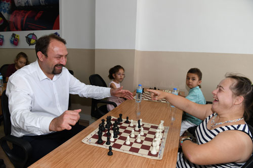Başkan Gümrükçü'den satranç kursiyerlerine ziyaret