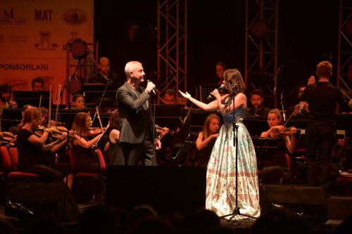 dunyaca-unlu-tenor-safina-patili-dostlar-yararina-cesmede-konser-verdi!-(6).jpg