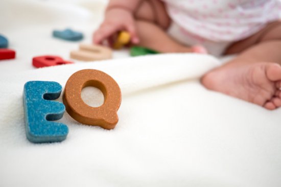 eq-text-wooden-word-blanket-with-blurred-kid-foot-copy-space-background_31949-217.jpg