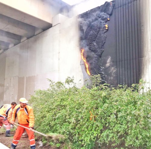 Atatürk Silüetini Yaktılar!