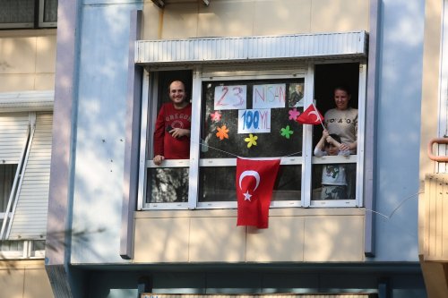 gaziemirin-balkonlarinda-23-nisan-coskusu-(10).jpg