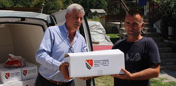 izmir-bosna-sancak-dernegi-bu-yil-sancakta-kurban-dagitti-2.jpg