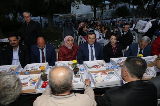 konak’ta-ilk-ramazan-sofrasi-kuruldu-(5).jpeg