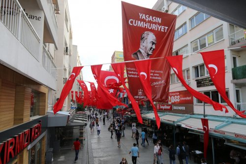 konak-belediyesi,-cadde-ve-sokaklari-da-sanli-ay-yildizli-bayragimiz-ve-ataturk-posterleriyle-donatti-(5).jpeg