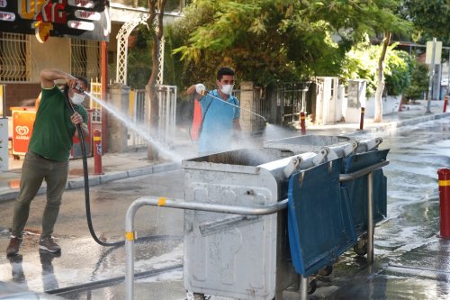 konak-belediyesi,-guzelyali-ve-gultepe’den-baslayarak-cop-toplama,-yikama-ve-dezenfeksiyon-calismasi-baslatti.--(3).jpeg