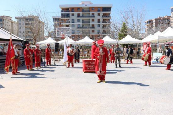 manisa-sehzadeler-belediyesi-mehteran-takimi-katilimcilara-kucuk-bir-konser-verdi.jpg