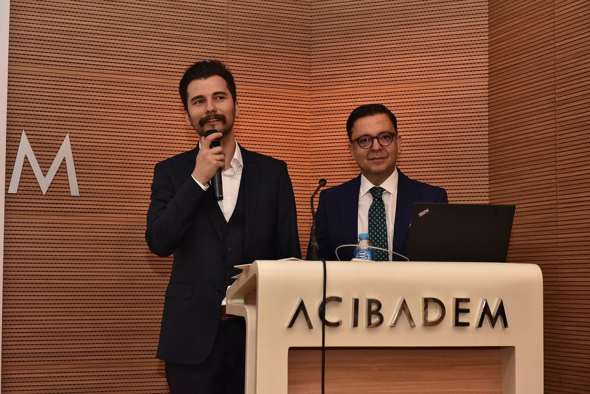 skolyoz-etkinligi---ebru-sanatcisi-ilker-selimler---prof.-dr.-ahmet-alanay.jpg