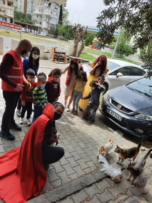 super-kahramanlardan-miniklere-hayvan-sevgisi-(4).jpeg
