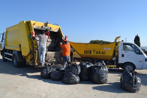 temiz-bir-cevre-icin-ayvalik--belediyesi-gonulluler-el-ele-(4).jpg