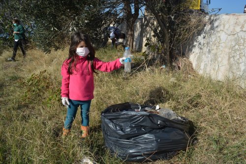 temiz-bir-cevre-icin-ayvalik--belediyesi-gonulluler-el-ele-(5).jpg