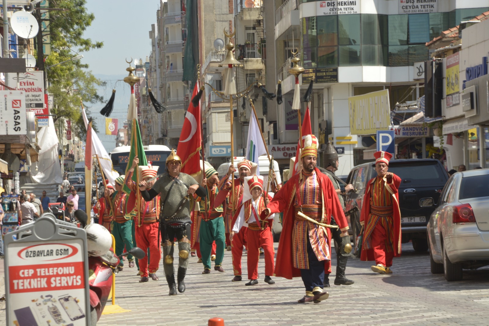 İmamoğlu'nun zaferine Torbalı'da mehterli kutlama