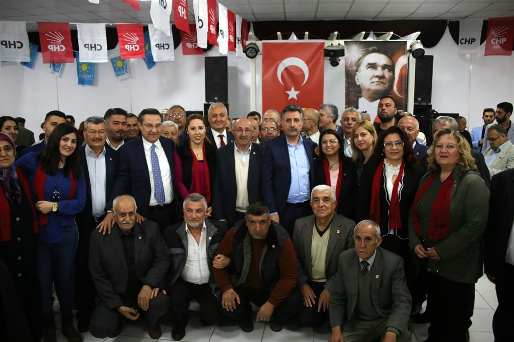 Bayraklı'da 1249 kişi daha AK Parti'den CHP'ye geçti