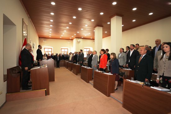 urla-belediyesi-yeni-donem-ilk-meclisini-gerceklestirdi-(1).jpg