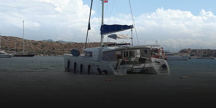 Yelkenli katamaran karaya oturdu