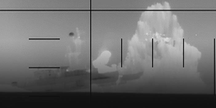 İran'a ait savaş gemisinin vurulduğu anlar!