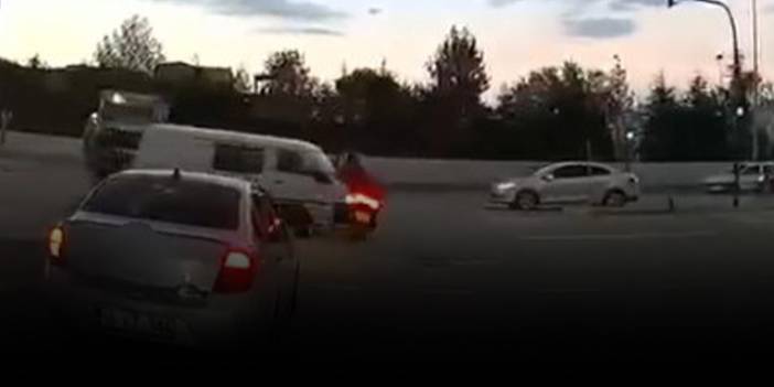 Kamyonet kırmızı ışıkta geçti: Motosikletli yola savruldu